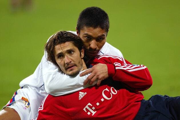 Giovane Elber (Lyon, hinten) stellt die neuen Verhältnisse klar und nimmt Bixente Lizarazu (Bayern) in den Schwitzkasten Fußball EC 1 Herren Champions League 2003 2004, FC Bayern München - Olympique Lyonnais 1:2, OL, Vdig Gruppe München