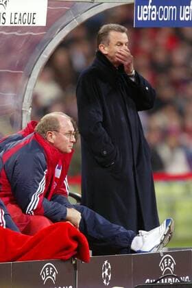 Trainer Ottmar Hitzfeld (re.) und Manager Uli Hoeneß (beide Bayern) enttäuscht Fußball EC 1 Herren Champions League 2003 2004, FC Bayern München, Gruppe München Enttäuschung, Nachdenklichkeit,