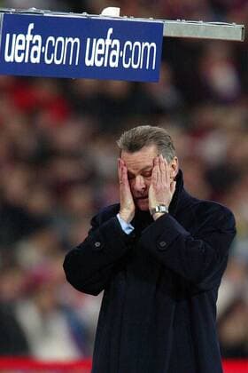 Trainer Ottmar Hitzfeld (Bayern) schaut verzweifelt weg Fußball EC 1 Herren Champions League 2003 2004, FC Bayern München, Einzelbild München Enttäuschung, Verzweiflung,