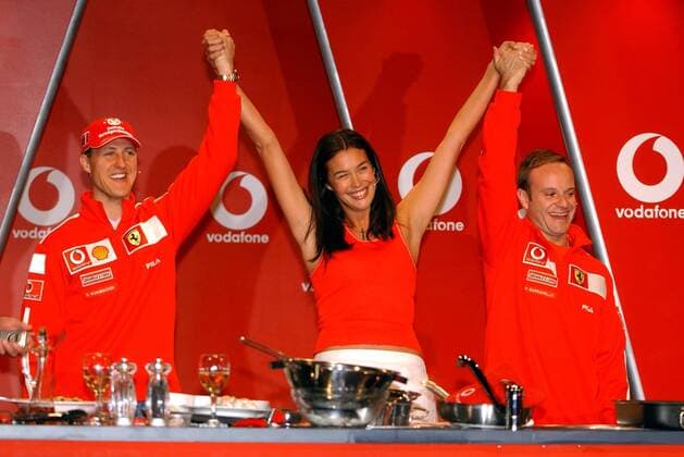 Michael Schumacher (li., Deutschland Ferrari), Topmodel Megan Gale (Australien) und Rubens Barrichello (Brasilien Ferrari) bedanken sich nach dem Vodafone-Kochduell bei den Zuschauern Motorsport Grand Prix Herren Großer Preis von Australien 2003, Formel 1 Weltmeisterschaft, F1, F, GP, WM, Vdig Gruppe Albert Park Melbourne Freude,