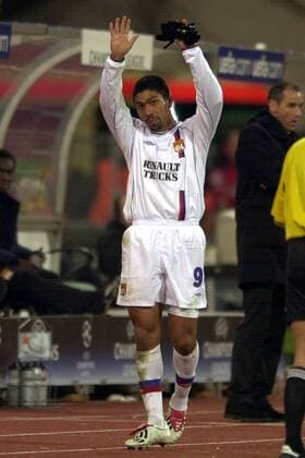 Giovane Elber (Lyon) bedankt sich bei den Anhängern Fußball EC 1 Herren Champions League 2003 2004, München - Olympique Lyonnais 1:2, OL, Ligue Une, 1. Französische Liga, Einzelbild München