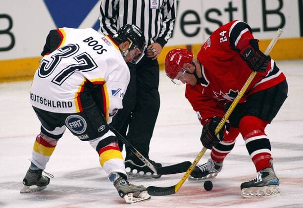 Tino Boos (li., Deutschland) gegen Brad Purdie (Kanada) - Bully Eishockey Länderspiel Herren Freundschaftsspiel 2003, Nationalmannschaft, Nationalteam, Nationaltrikot, Vdig Köln