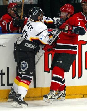 Thomas Martinec (li., Deutschland) gegen Micki DuPont (Kanada) Eishockey Länderspiel Herren Freundschaftsspiel 2003, Nationalmannschaft, Nationalteam, Nationaltrikot, Vdig Gruppe Tomas Köln