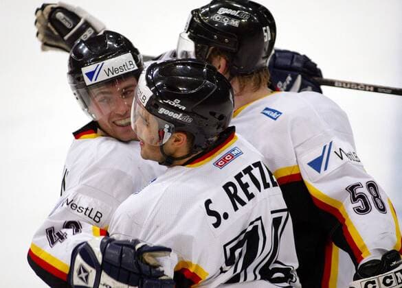 Torjubel Deutschland; v.li.: Klaus Kathan, Stephan Retzer und Lasse Kopitz Eishockey Länderspiel Herren Freundschaftsspiel 2003, Nationalmannschaft, Nationalteam, Nationaltrikot, Vdig Gruppe Köln Freude,