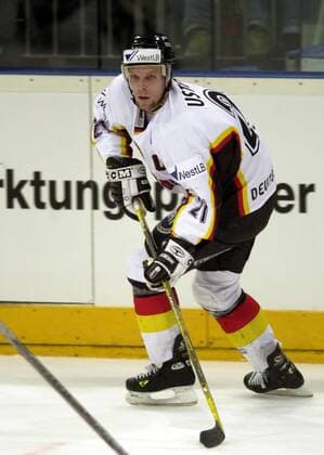 Stefan Ustorf (Deutschland) an der Scheibe Eishockey Länderspiel Herren Freundschaftsspiel 2003, Nationalmannschaft, Nationalteam, Nationaltrikot, Länderspiel, Testspiel Einzelbild Köln