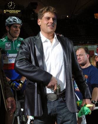 Jan Ullrich (Deutschland T Mobile) wird die Six Days 2003 in München eröffnen - wenn das mal nicht in die Hose geht! Radsport Herren Münchner 6-Tage-Rennen 2003, Sechstagerennen, Sechstage, Sechs, Sixdays, six days, privat Einzelbild Witz, albern, Spaßvogel, Spaß, Colt München