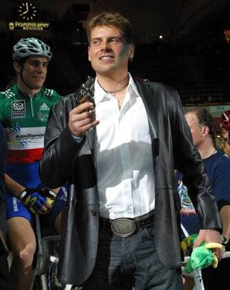 Mit Jan Ullrich (Deutschland T Mobile) ist nicht zu spaßen, zumindest nicht wenn er die Six Days 2003 in München eröffnet Radsport Herren Münchner 6-Tage-Rennen 2003, Sechstagerennen, Sechstage, Sechs, Sixdays, Rad, Bahn Einzelbild Colt München