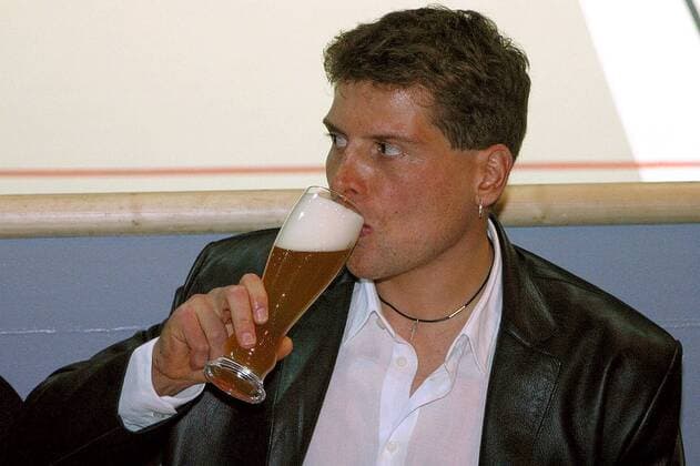 Jan Ullrich (Deutschland T Mobile) trinkt bei seinem Besuch der Six Days 2003 in München ein Bier Radsport Herren Münchner 6-Tage-Rennen 2003, Sechstagerennen, Sechstage, Sechs, Sixdays, six days Einzelbild München