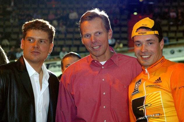 Straßenradprofi Jan Ullrich (T Mobile, li.) und Segler Jochen Schümann (Mitte) leisten Jens Fiedler (alle Deutschland) bei den Münchner Six Days 2003 Gesellschaft Radsport Herren Münchner 6-Tage-Rennen 2003, Sechstagerennen, Sechstage, Sechs, Sixdays, six days Gruppe München