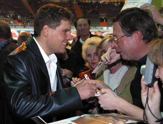 Straßenradprofi Jan Ullrich (Deutschland T Mobile, li.) erfüllt bei seinem Besuch der Six Days 2003 in München zahlreiche Autogrammwünsche Radsport Herren Münchner 6-Tage-Rennen 2003, Sechstagerennen, Sechstage, Sechs, Sixdays, six days Gruppe München