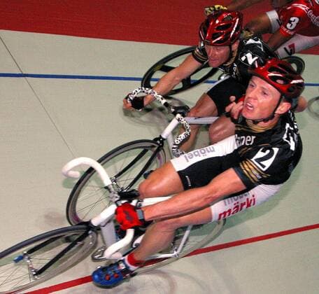 Kurt Betschart (unten) wechselt auf Bruno Risi (beide Schweiz) Radsport Herren Münchner 6-Tage-Rennen 2003, Sechstagerennen, Sechstage, Sechs, Sixdays, six days Gruppe München