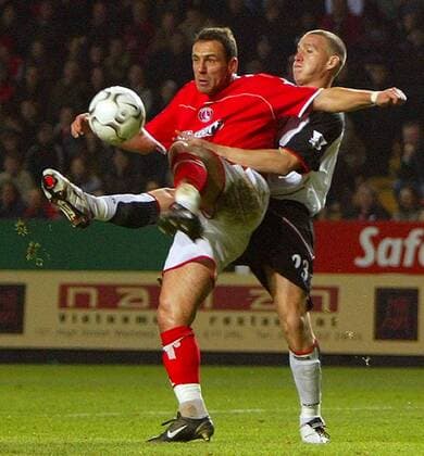 Radostin Kishishev (Charlton, li.) gegen Sean Davis (Fulham) Fußball Herren English Premier League 2003 2004, 1. Englische Liga, Charlton Athletic - FC Fulham 3:1, London Gruppe Charlton Dynamik, Kampf,
