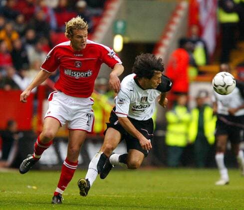 Jerome Bonnissell (Fulham, re.) gegen Jonatan Johansson (Charlton) Fußball Herren English Premier League 2003 2004, 1. Englische Liga, Charlton Athletic - FC Fulham 3:1, London Gruppe Charlton Dynamik,