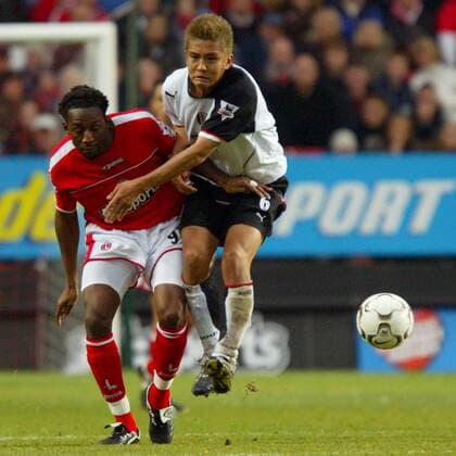 Junichi Inamoto (Fulham, re.) gegen Jason Euell (Charlton) Fußball Herren English Premier League 2003 2004, 1. Englische Liga, Charlton Athletic - FC Fulham 3:1, London Gruppe Charlton Dynamik,