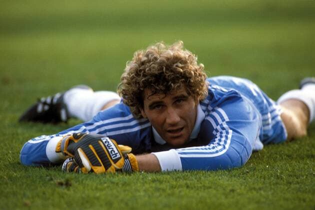 Torwart Jean-Marie Pfaff (Bayern) liegt geschlagen am Boden Fußball 1. BL Herren DEUTSCHSPRACHIGE SPORTZEITSCHRIFTEN UND -ZEITUNGEN NUR NACH RÜCKSPRACHE, Saison 1985 1986 Einzelbild München Enttäuschung,