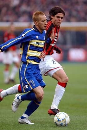 Hidetoshi Nakata (li., Parma) gegen Kaka (Milan) Fußball Herren Serie A 2003 2004, 1. Italienische Liga, AC Parma - AC Mailand 0:0 Gruppe Parma Dynamik,