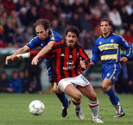 Ivan Gennaro Gattuso (Mitte, Milan) gegen Marcello Castellini (li., Parma) Fußball Herren Serie A 2003 2004, 1. Italienische Liga, AC Parma - AC Mailand 0:0 Gruppe Parma Dynamik,