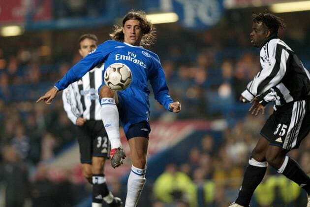 Hernan Crespo (li., Chelsea) am Ball gegen Olivier Bernard (Newcastle) Fußball Herren English Premier League 2003 2004, 1. Englische Liga, FC Chelsea - Newcastle United 5:0 Gruppe London Dynamik,  