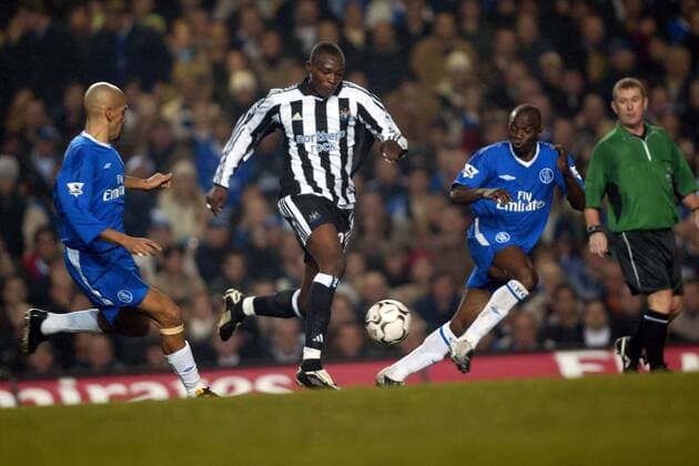 Shola Ameobi (Mitte, Newcastle) gegen Juan Sebastian Veron (li.) und Claude Makelele (beide Chelsea) Fußball Herren English Premier League 2003 2004, 1. Englische Liga, FC Chelsea - Newcastle United 5:0 Gruppe London Dynamik,  