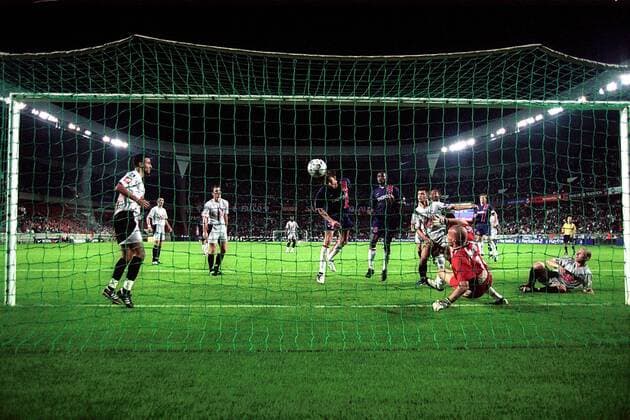 Gabriel Heinze (PSG, Mitte) köpft zum 1:0 ein, Torwart Christophe Revault (Toulouse) ist geschlagen Fußball Herren Ligue Une 2003 2004, 1. Französische Liga, Paris St. Germain - Toulouse FC 2:1, Saint Totale Paris Spannung,  