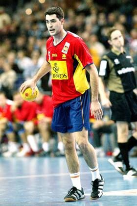 Raul Entrerrios Rodriguez (Spanien) am Ball Handball Länderspiel Herren Supercup 2003, Super-Cup, Nationalmannschaft, Nationalteam, Nationaltrikot, Länderspiel, Vdig, Einzelbild Leipzig