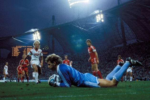 Torwart Jean-Marie Pfaff (Bayern) sichert den Ball vor Jörn Andersen (li., Nürnberg) Fußball 1. BL Herren DEUTSCHSPRACHIGE SPORTZEITSCHRIFTEN UND -ZEITUNGEN NUR NACH RÜCKSPRACHE, Saison 1987 1988 Gruppe München Dynamik, Abwehr,