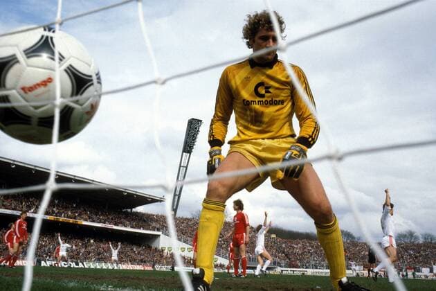 Torwart Jean-Marie Pfaff (Bayern) kann den Ball nur noch im Netz zappeln sehen Fußball 1. BL Herren DEUTSCHSPRACHIGE SPORTZEITSCHRIFTEN UND -ZEITUNGEN NUR NACH RÜCKSPRACHE, Saison 1984 1985 Einzelbild Hamburg