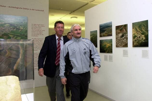 Teamchef Rudi Völler (re.) und DFB-Pressesprecher Gerhard Meier-Röhn (beide Deutschland) auf dem Weg zur Pressekonferenz im Essener Folkwang-Museum Fußball Herren Pressekonferenz 2003, Nationalmannschaft, Nationalteam, Vdig Gruppe Folkwang Museum Essen