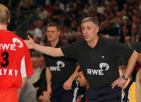 Trainer Juri Schewzow (Essen) unzufrieden mit seinen Spielern Handball 1. BL Herren Saison 2003 2003, Gummersbach - TUSEM Essen 24:23, Einzelbild Gummersbach Enttäuschung, Spannung