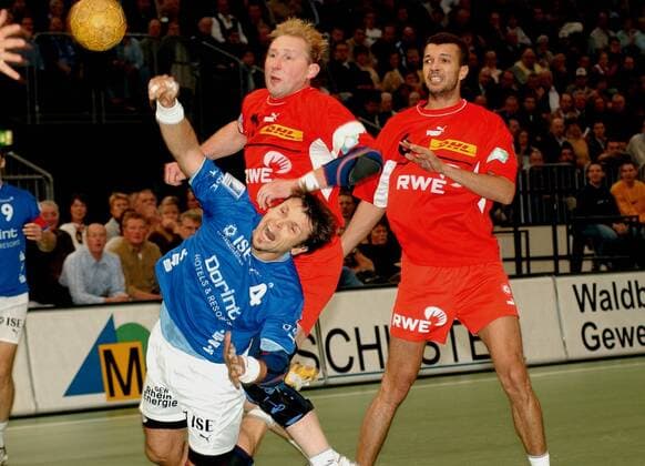 Andreas Rastner (li., Gummersbach) gegen Dimitri Torgovanov (Mitte) und Christian Caillat (beide Essen) Handball 1. BL Herren Saison 2003 2003, VfL Gummersbach - TUSEM Essen 24:23, Gruppe Gummersbach Dynamik,