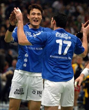 Kyung-Shin Yoon (li.) und Burdet (beide Gummersbach) - Torjubel Handball 1. BL Herren Saison 2003 2004, VfL Gummersbach, Gruppe Gummersbach Freude,