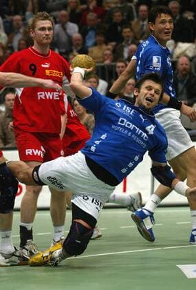 Andreas Rastner (Gummersbach) am Ball, li. Jan-Thomas Lauritzen (Essen) Handball 1. BL Herren Saison 2003 2004, VfL Gummersbach - TUSEM Essen 24:23, Gruppe Gummersbach Dynamik,