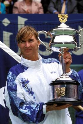Tennis, Angelique Kerber führt als erste Deutsche nach Steffi Graf die Weltrangliste an Siegerin Steffi Graf (Deutschland) zeigt stolz ihren Pokal Tennis Damen Australian Open 1994, Grand Slam, WTA-Tour, Einzelbild Flinders Park Melbourne, Finale, Endspiel
