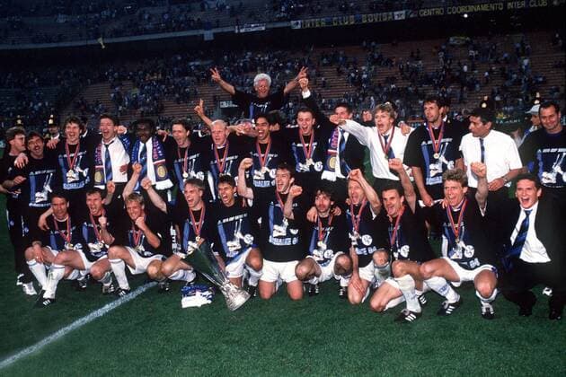 Fußball, FC Schalke 04, UEFA-Pokal Sieger 1997 Siegerbild Schalke vorn v.li.: Kurz, Latal, Büskens, Held, Thon, Wilmots, Nemec, Müller, Max, Anderbrügge, Dybek; hinten: Neu, Lehmann, van Hoogdalem, Pereira, Linke, Eigenrauch, Wagner, Schober, X, Mulder, de Kock, Assauer, Stevens; dahinter: Kuipers Fußball EC 3 Herren UEFA-CUP 1996 1997, Mailand - FC Schalke 04 1:4 n.E., Europapokal, Europacup, Finale, Endspiel, Vneg Totale Mailand Freude, Begeisterung,