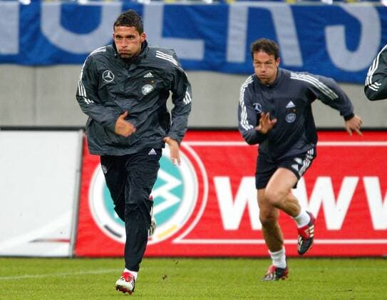 Kevin Kuranyi (li.) lässt Fredi Bobic (beide Deutschland) derzeit hinter sich Fußball Herren Nationalmannschaftstraining 2003, Nationalmannschaft, Nationalteam, Training Gruppe Gelsenkirchen Dynamik,