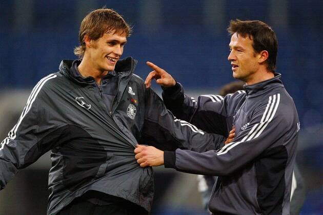Fredi Bobic (re.) nimmt sich scherzhaft Sebastian Kehl (beide Deutschland) zur Brust Fußball Herren Nationalmannschaftstraining 2003, Nationalmannschaft, Nationalteam, Training Gruppe Gelsenkirchen