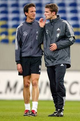 Fredi Bobic (li.) im Gespräch mit Arne Friedrich (beide Deutschland) Fußball Herren Nationalmannschaftstraining 2003, Nationalmannschaft, Nationalteam, Training Gruppe Gelsenkirchen