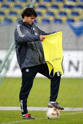 Michael Ballack (Deutschland) - das soll ich anziehen? Fußball Herren Nationalmannschaftstraining 2003, Nationalmannschaft, Nationalteam, Training Einzelbild Gelsenkirchen Nachdenklichkeit,