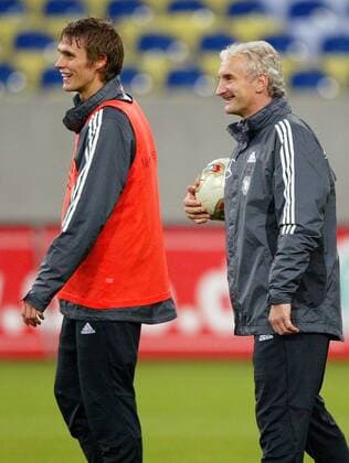 Sebastian Kehl (li.) und Teamchef Rudi Völler (beide Deutschland) Fußball Herren Nationalmannschaftstraining 2003, Nationalmannschaft, Nationalteam, Training Gruppe Gelsenkirchen