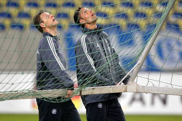 Christian Wörns (li.) und Kevin Kuranyi (beide Deutschland) - alles Gute kommt von oben... Fußball Herren Nationalmannschaftstraining 2003, Nationalmannschaft, Nationalteam, Training Gruppe Gelsenkirchen