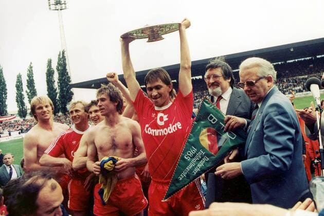 Fußball, FC Bayern München, Deutscher Meister 1985 Klaus Augenthaler mit der Meisterschale, daneben v.li.: Hans Pflügler, Bernd Dürnberger, Ludwig Kögl, Norbert Eder, Präsident Willi O. Hoffmann (alle Bayern) und DFB-Präsident Hermann Neuberger Fußball 1. BL Herren Saison 1984 1985, Braunschweig - FC Bayern München 0:1, Meisterfeier Gruppe Braunschweig Begeisterung, Freude,