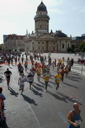 Marathonläufer passieren den Gendarmenmarkt mit Deutschem Dom Leichtathletik Herren 30. Internationaler Berlin-Marathon 2003, Citymarathon, Marathonlauf, Langstrecke Totale Berlin