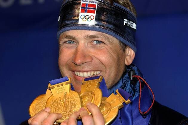 Der vierfache Olympiasieger Ole-Einar Björndalen (Norwegen) posiert mit seinen Goldmedaillen Der insgesamt 6-fache Olympiasieger brachte das Kunststück fertig bei den Olympische Spielen in Salt Lake City 2002 alle Biathlon Wettbewerbe zu gewinnen Biathlon OS Winter Herren Olympische Winterspiele 2002, Olympia, Olympiade, Spiele, Porträt Salt Lake City Freude