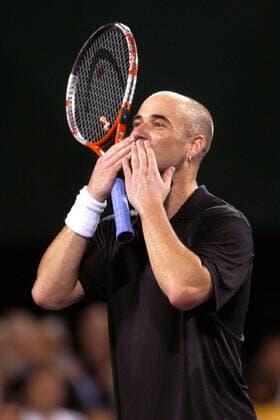 Andre Agassi (USA) verteilt Küsschen an seine Anhänger - VERÖFFENTLICHUNGSRECHTE NUR FÜR DEUTSCHE MEDIEN Tennis WM Herren Masters Cup 2003, ATP-Weltmeisterschaft Einzelbild Houston Freude,