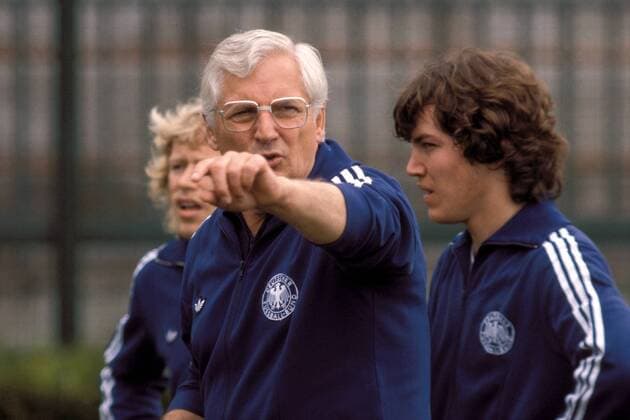 Bundestrainer Jupp Derwall (li.) gibt Lothar Matthäus (beide BR Deutschland) Anweisungen Fußball Herren DEUTSCHSPRACHIGE SPORTZEITSCHRIFTEN UND -ZEITUNGEN NUR NACH RÜCKSPRACHE, Nationalmannschaft 1980 Gruppe