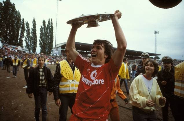 Fußball, FC Bayern München, Deutscher Meister 1985 Lothar Matthäus (Bayern) hält die Meisterschale in den Händen Fußball 1. BL Herren DEUTSCHSPRACHIGE SPORTZEITSCHRIFTEN UND -ZEITUNGEN NUR NACH RÜCKSPRACHE, Saison 1984 1985 Einzelbild Braunschweig Begeisterung, Freude,