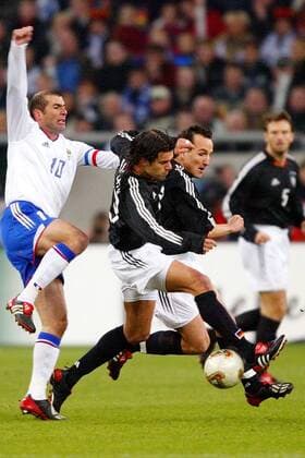 (Nur) Gemeinsam sind sie stark! Zinedine Zidane (Frankreich, li.) zieht ausnahmsweise gegen Michael Ballack (Mitte) und Jens Jeremies (beide Deutschland) den Kürzeren Fußball Länderspiel Herren Freundschaftsspiel 2003, Nationalmannschaft, Nationalteam, Nationaltrikot, Länderspiel Gruppe Test, Testspiel Gelsenkirchen Kampf, Dynamik, Überlegenheit