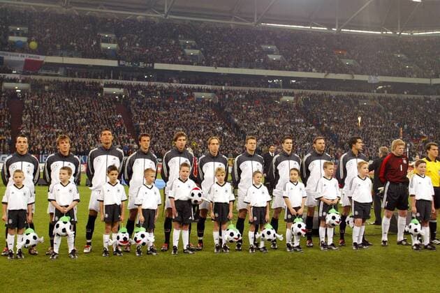 Deutschland nimmt in der Arena AufSchalke Aufstellung, v. li.: Jens Jeremies, Bernd Schneider, Kevin Kuranyi, Fredi Bobic, Frank Baumann, Andreas Hinkel, Christian Wörns, Arne Friedrich, Jens Nowotny, Michael Ballack und Torwart Oliver Kahn Fußball Länderspiel Herren Freundschaftsspiel 2003, Nationalmannschaft, Nationalteam, Nationaltrikot, Länderspiel Totale Test, Testspiel Gelsenkirchen
