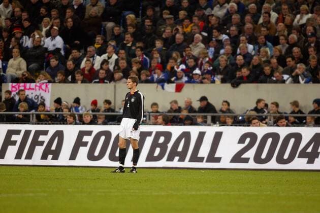 Arne Friedrich (Deutschland) steht einsam auf verlorenem Posten - die Bandenwerbung FIFA Football 2004 vertröstet auf das nächste Jahr Fußball Länderspiel Herren Freundschaftsspiel 2003, Nationalmannschaft, Nationalteam, Nationaltrikot, Länderspiel Totale Test, Testspiel Gelsenkirchen