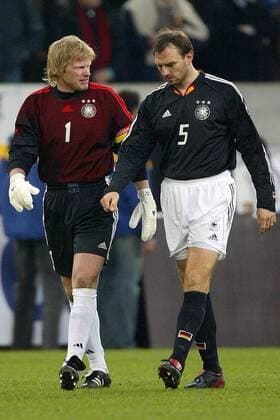 Torwart Oliver Kahn und Jens Nowotny (beide Deutschland) enttäuscht Fußball Länderspiel Herren Freundschaftsspiel 2003, Nationalmannschaft, Nationalteam, Nationaltrikot, Länderspiel, Vdig Gruppe Test, Testspiel Gelsenkirchen Enttäuschung, Nachdenklichkeit,
